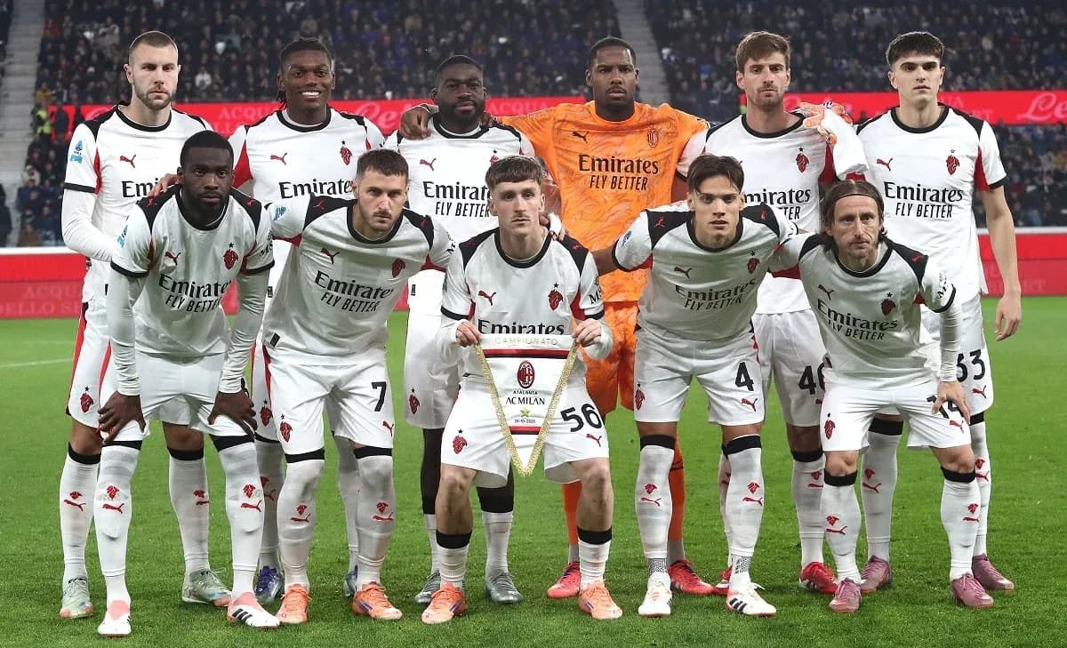 Equipo de AC Milan posando antes del partido
