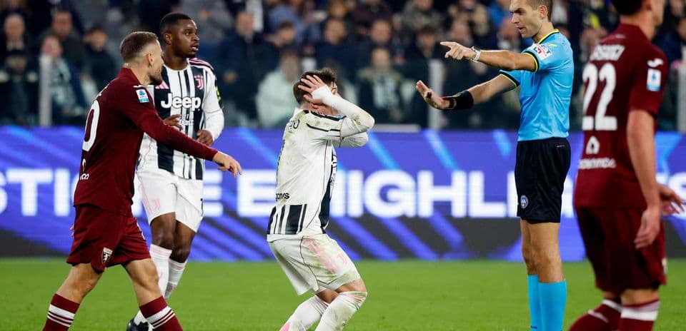 Jugadores de Torino y Juventus en el partido