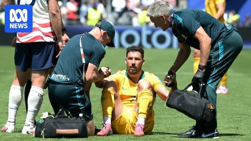 Jugador sentado recibiendo atención médica en el campo