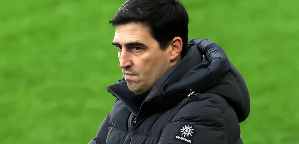 Entrenador observando el partido en el campo