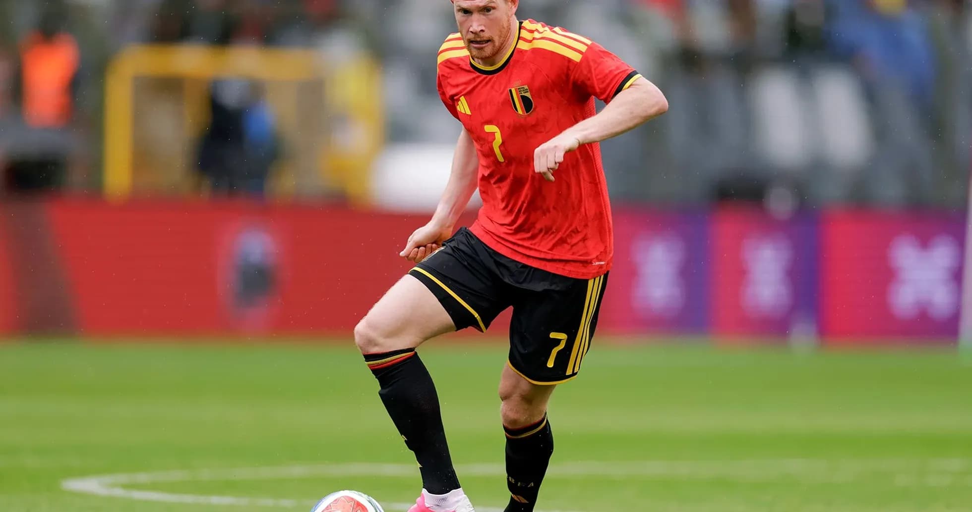 Jugador belga con balón en el campo
