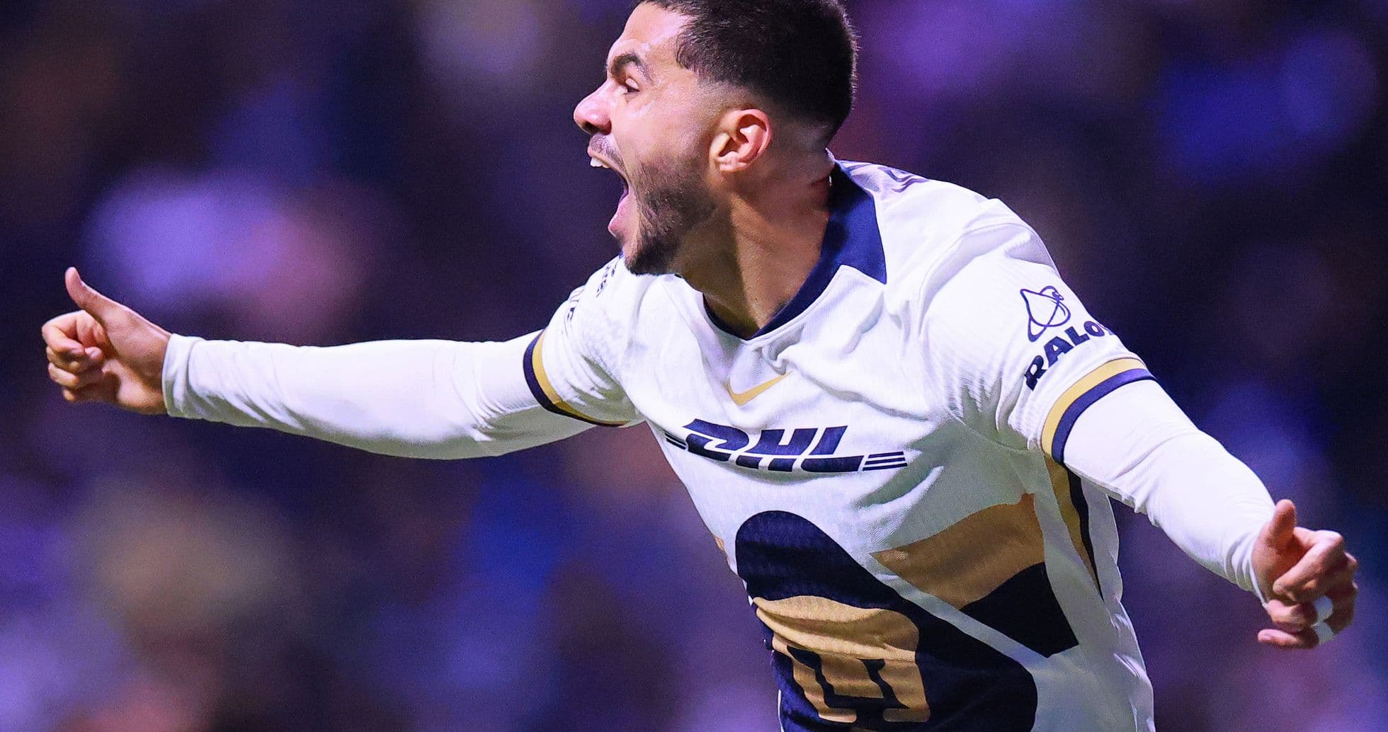 Jugador de Pumas celebra un gol