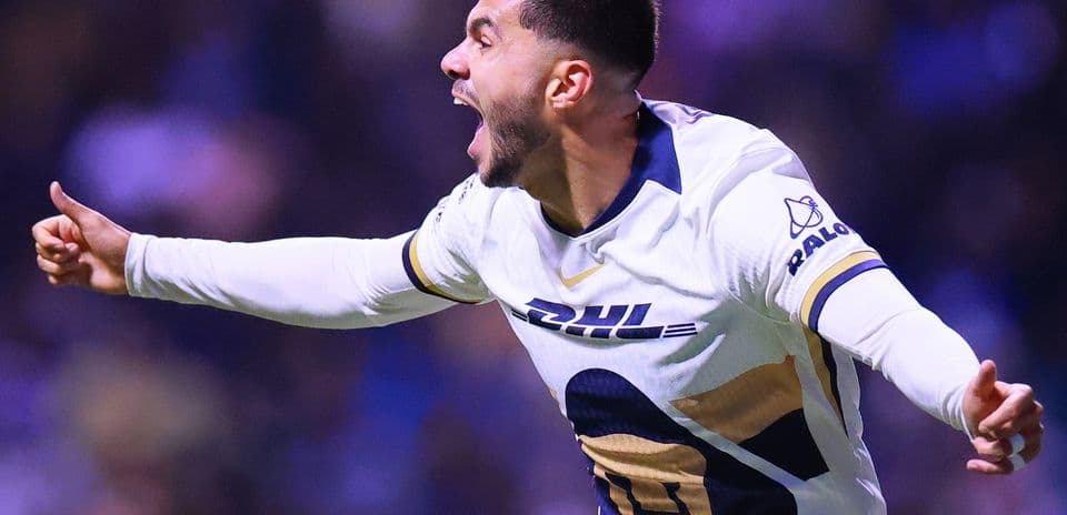 Jugador de Pumas celebra un gol