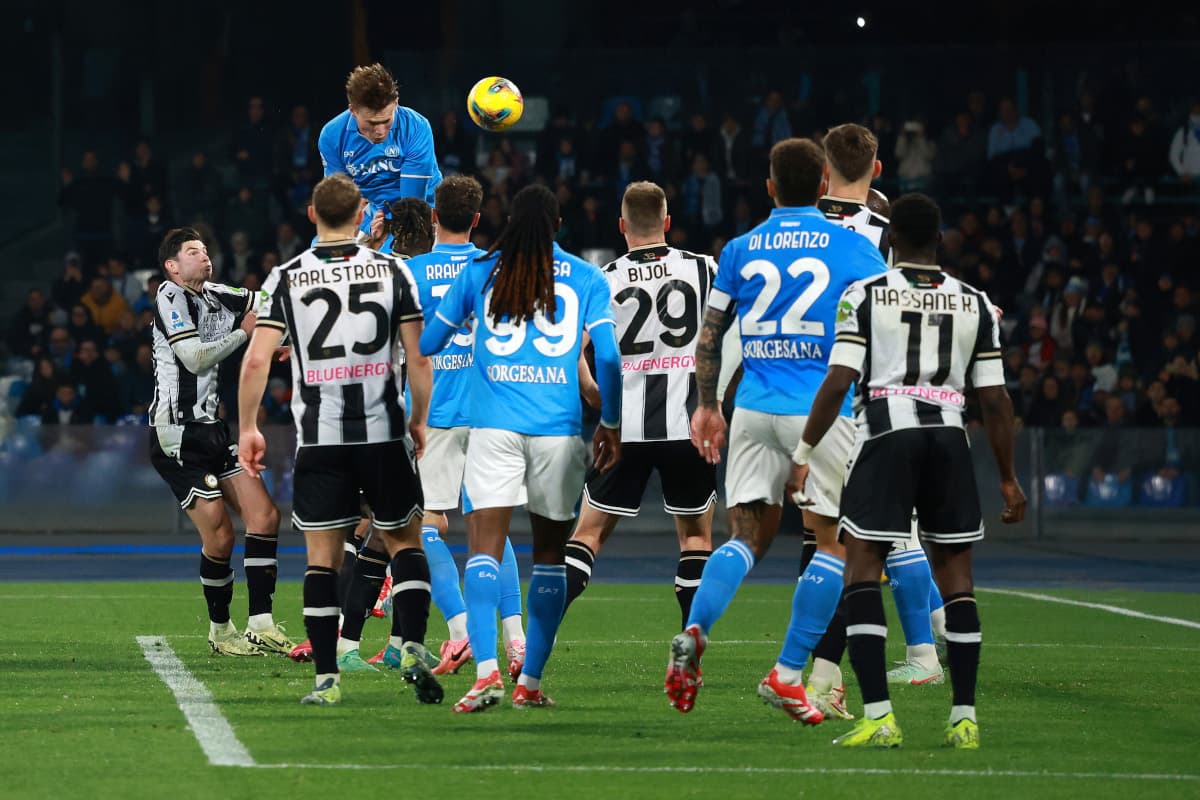 Jugador de Napoli saltando para un cabezazo