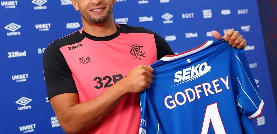 Jugador sostiene camiseta de Rangers con nombre Godfrey