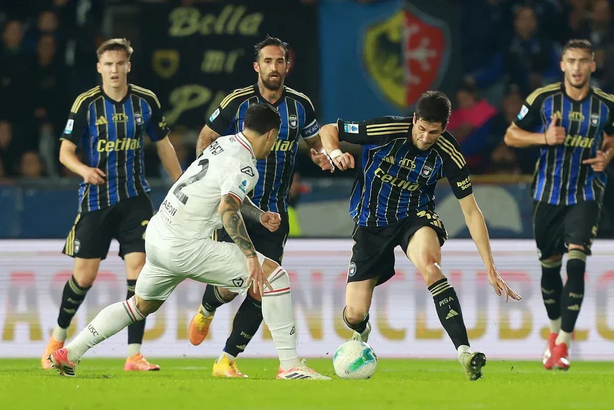 Jugadores de Cremonese y Pisa compiten por el balón