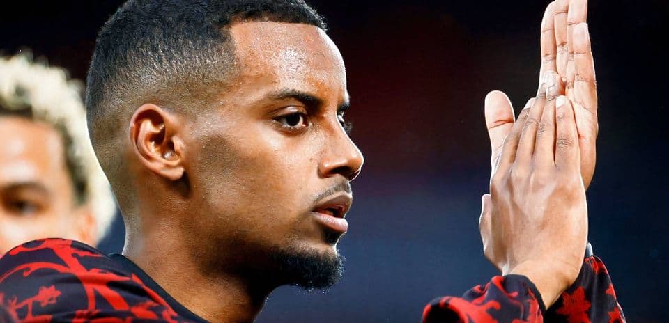 Jugador aplaudiendo durante el partido