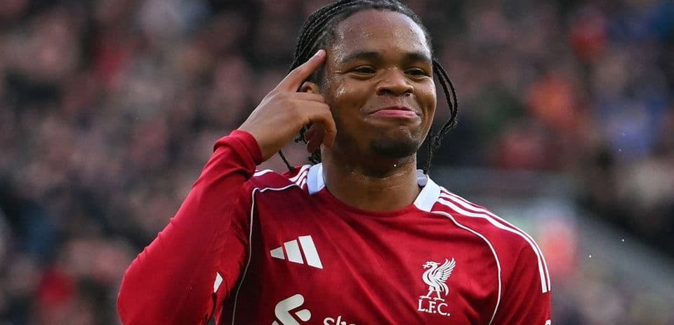 Jugador de Liverpool celebrando un gol en el partido