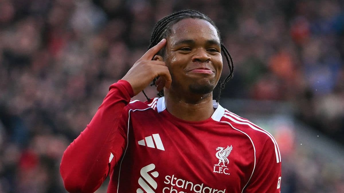 Jugador de Liverpool celebrando un gol en el partido
