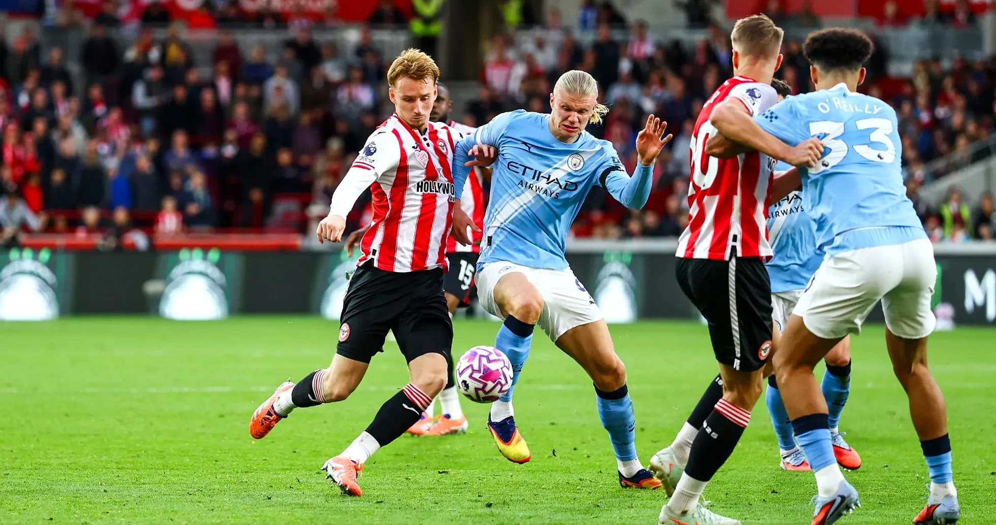 Jugador de Brentford compitiendo con Haaland
