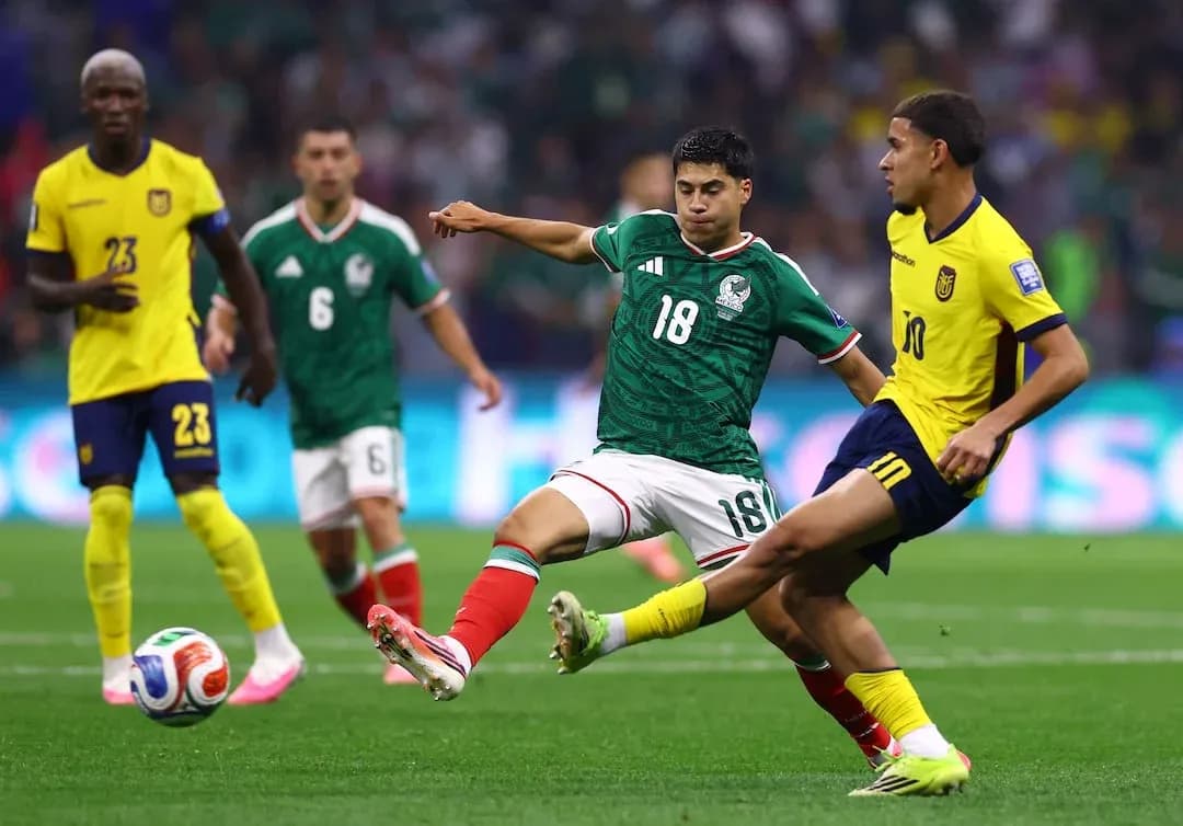 Jugador de México enfrentando a jugador de Ecuador