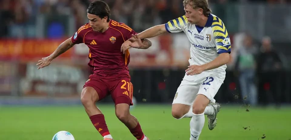 Jugador de AS Roma enfrentando a jugador de Parma