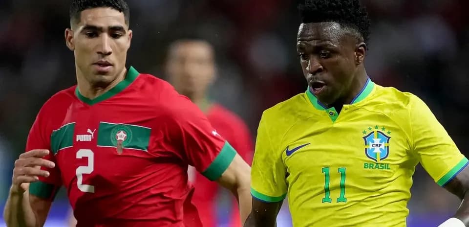 Jugadores de Brasil y Marruecos en acción