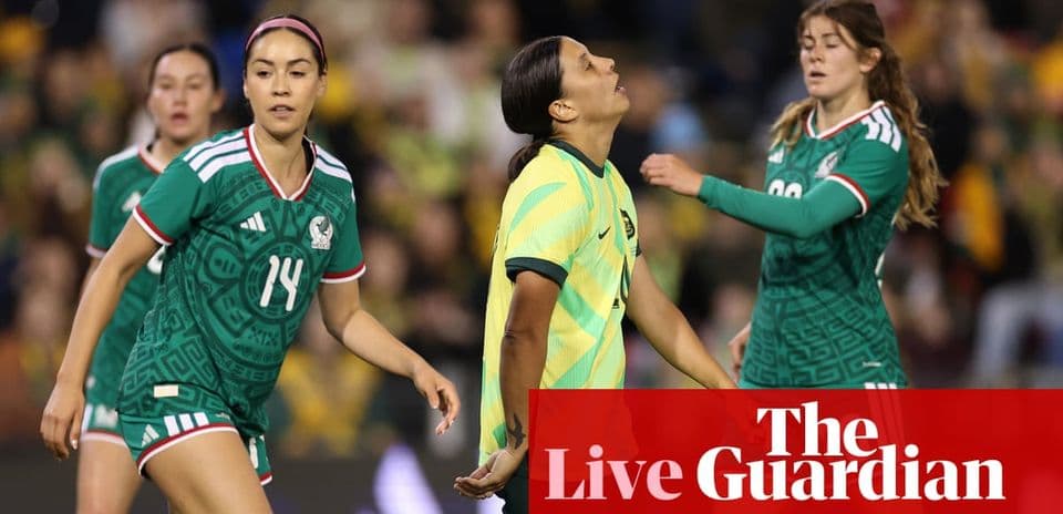 Jugadoras de México y Australia en partido de fútbol