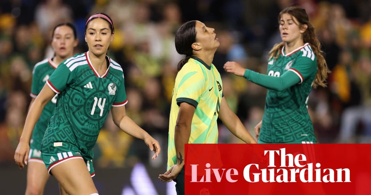 Jugadoras de México y Australia en partido de fútbol