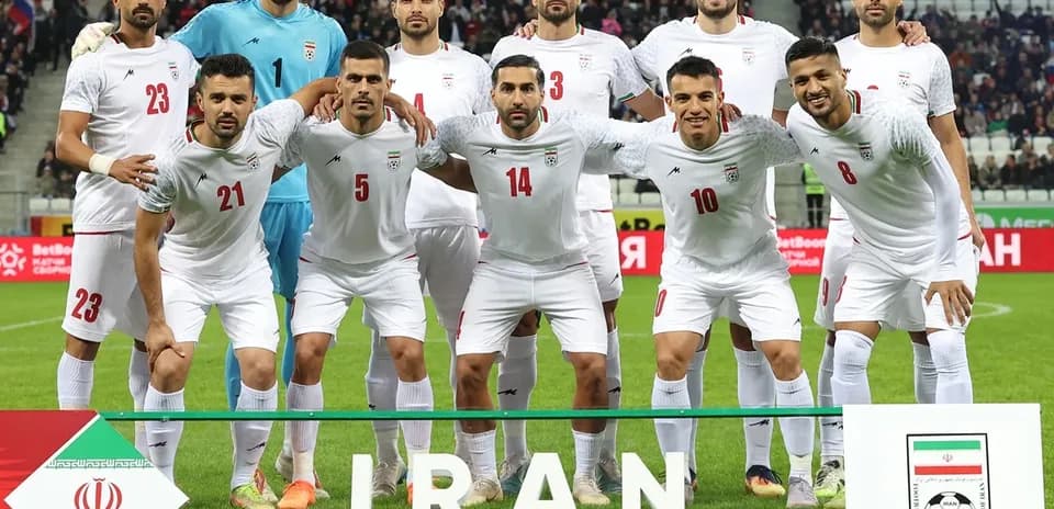 Equipo de fútbol de Irán posando para la foto