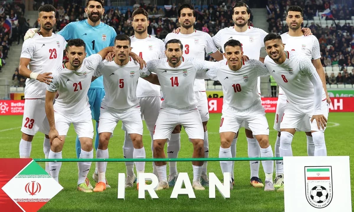 Equipo de fútbol de Irán posando para la foto