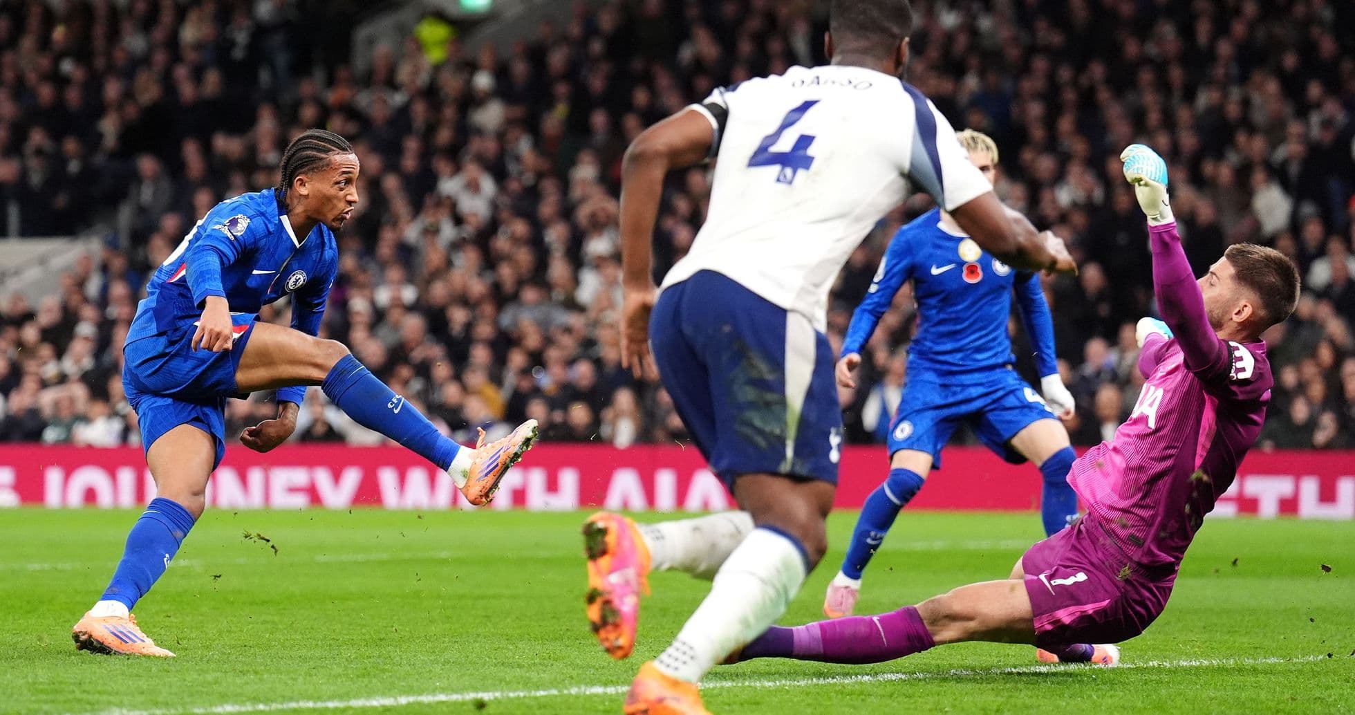 Jugador de Chelsea disparando contra el portero