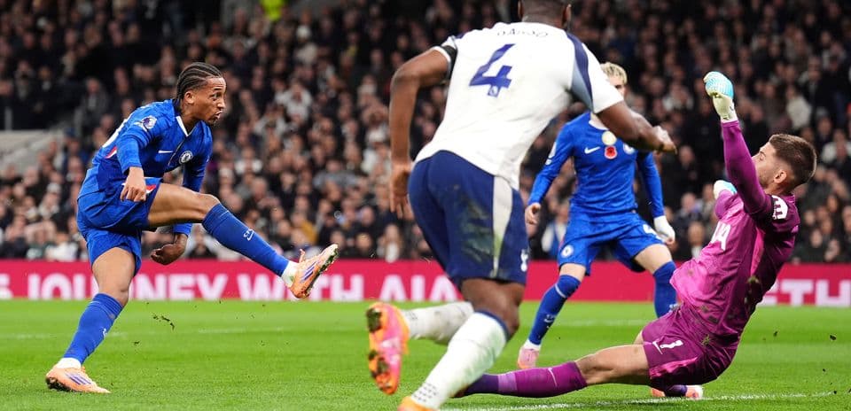 Jugador de Chelsea disparando contra el portero