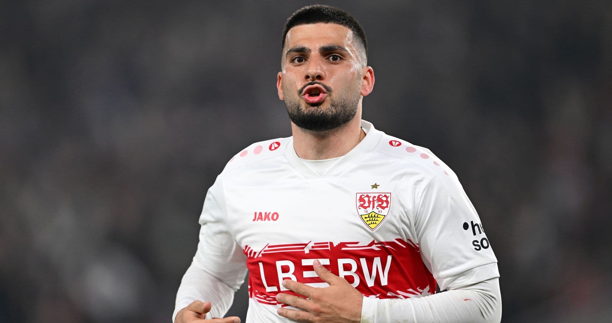 Jugador de Stuttgart señalando durante el partido
