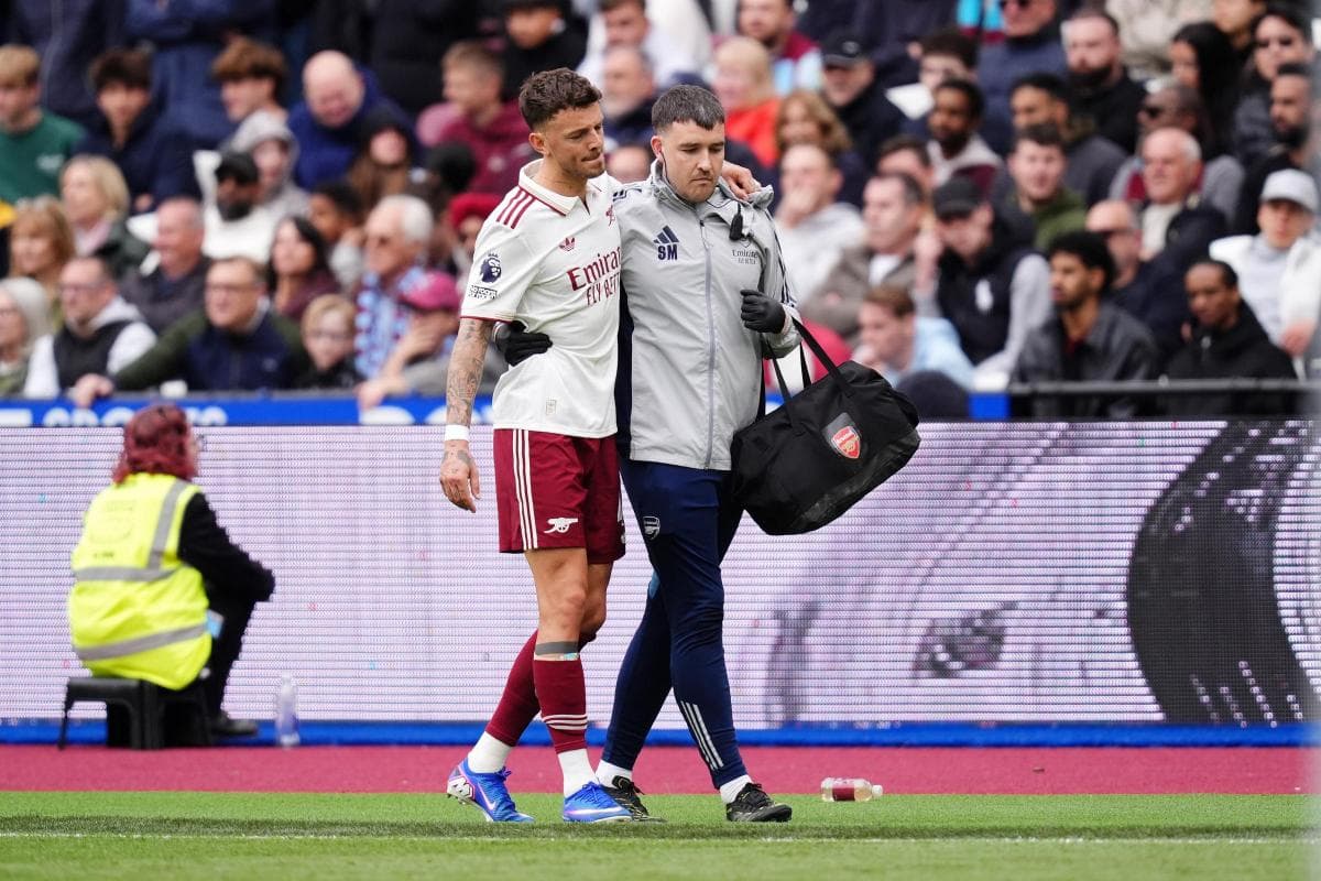 Jugador de Arsenal siendo ayudado por el personal médico
