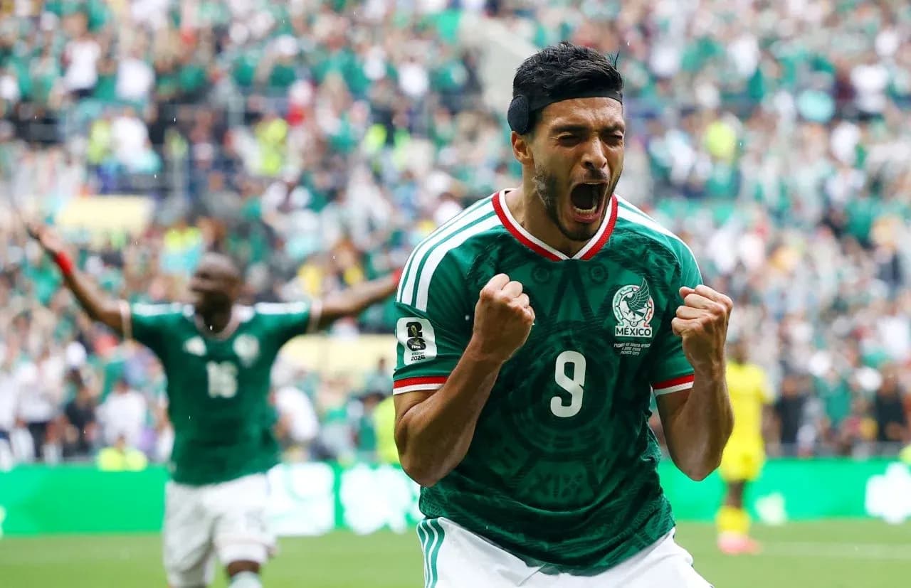 Jugador mexicano celebrando un gol en el partido