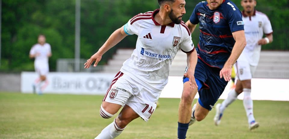 Jugador de Knoxville contra Chattanooga Red Wolves