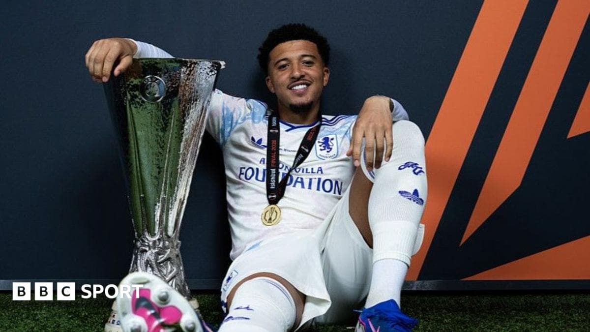 Jugador posando con el trofeo de la UEFA Europa League