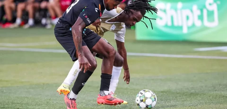 Jugadores compitiendo por el balón en el partido
