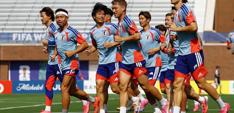 Equipo japonés corriendo durante sesión de entrenamiento