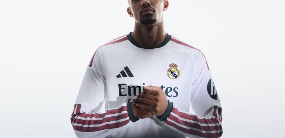 Jugador con camiseta del Real Madrid posando