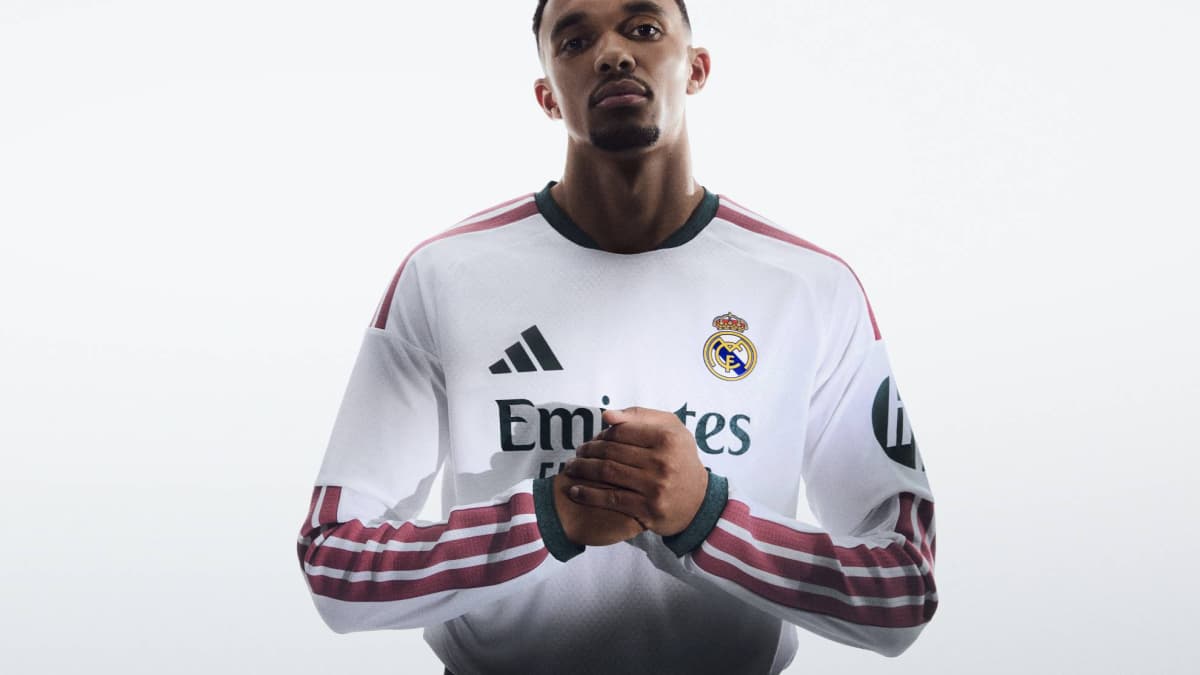 Jugador con camiseta del Real Madrid posando