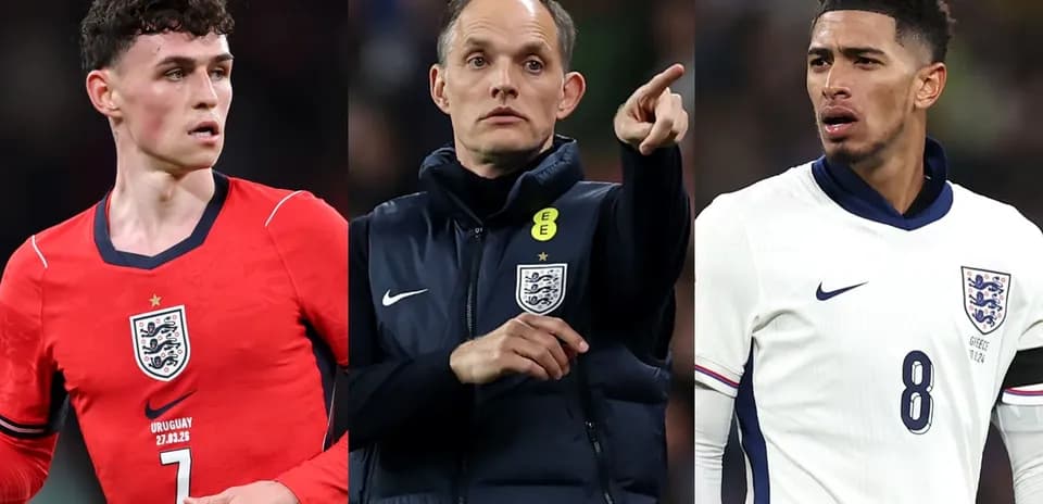 Tres jugadores de Inglaterra en el campo de juego