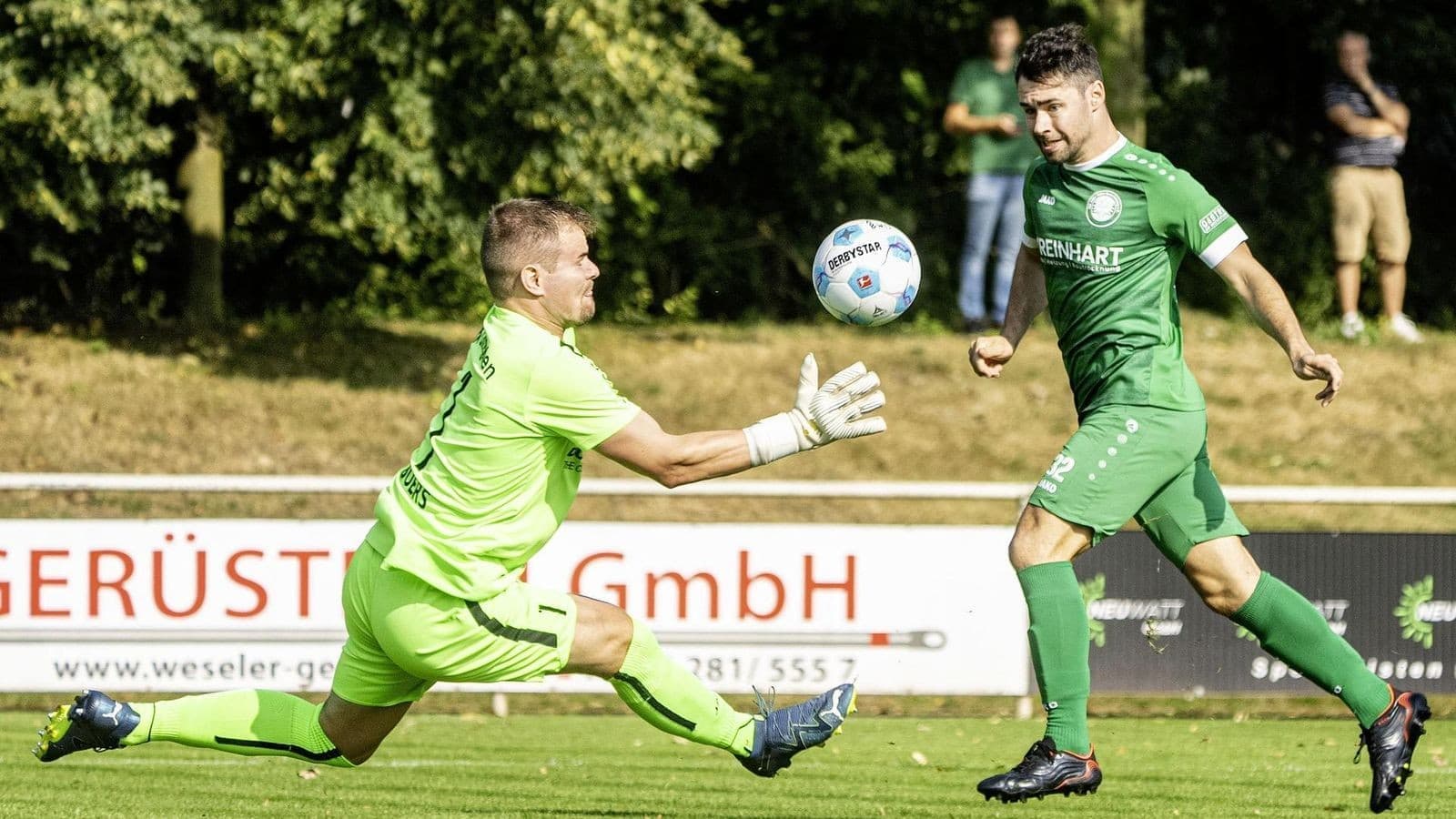 Portero atrapando el balón en el partido