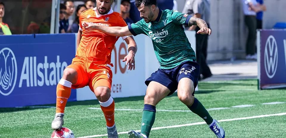 Jugadores compitiendo por el balón en el partido