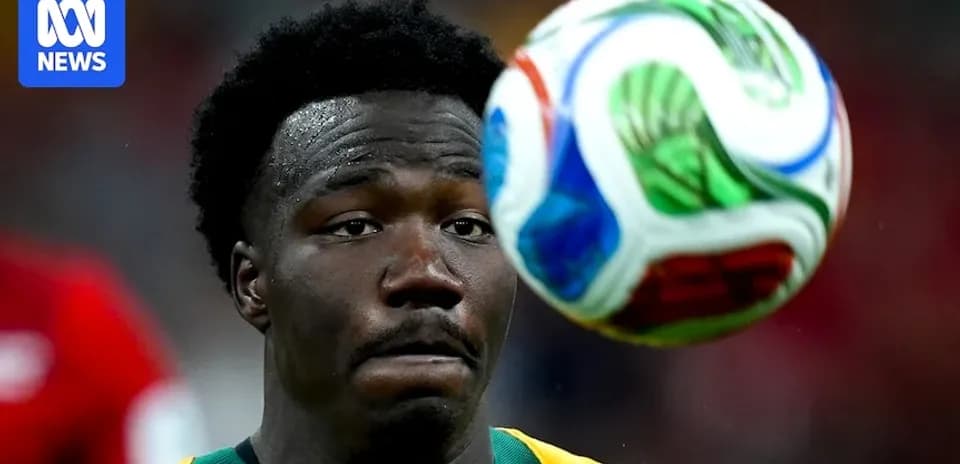 Jugador siguiendo el balón en un partido