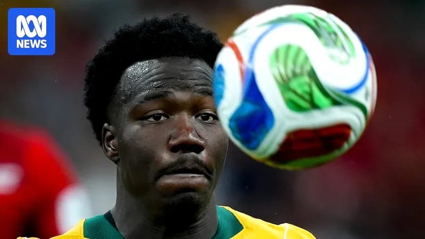 Jugador siguiendo el balón en un partido