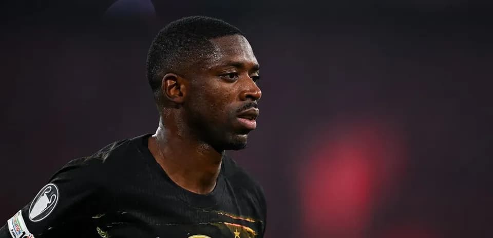Jugador con camiseta negra en el campo de juego