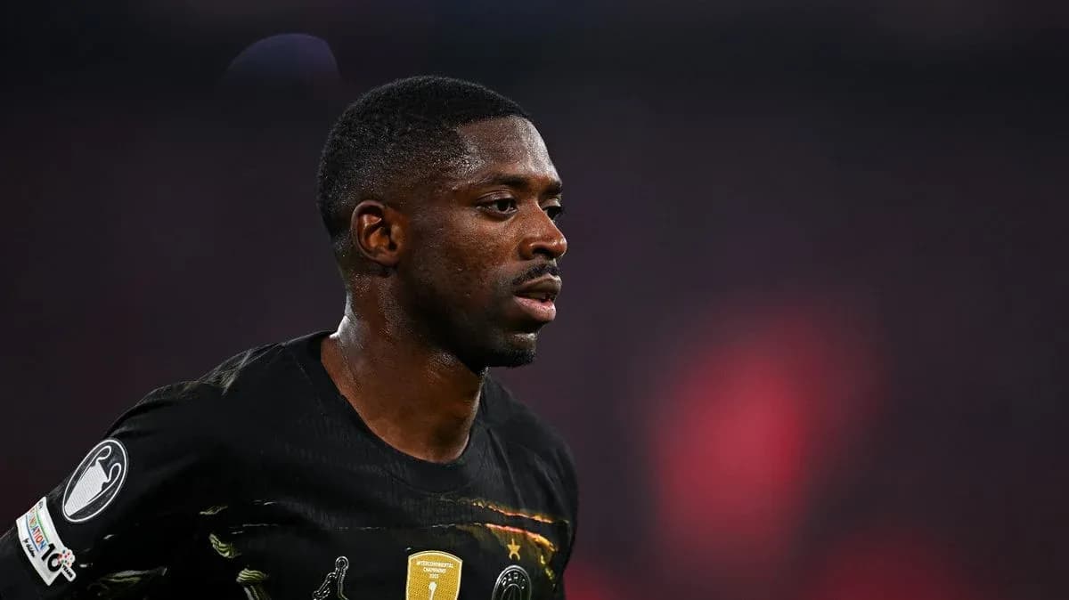 Jugador con camiseta negra en el campo de juego