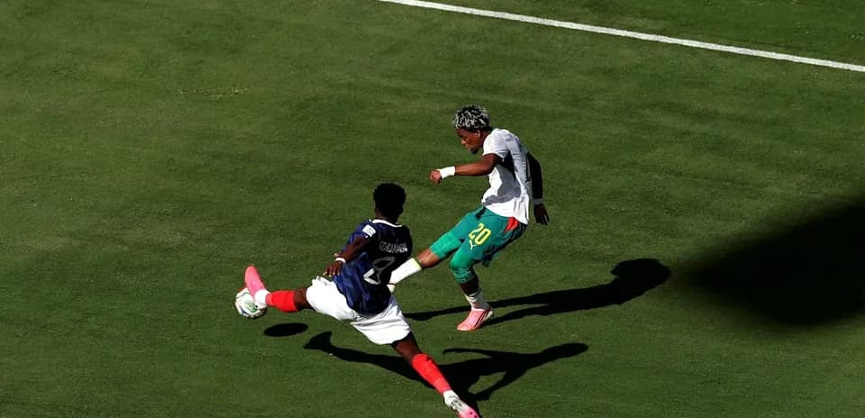 Jugador esquivando a oponente en el campo de fútbol