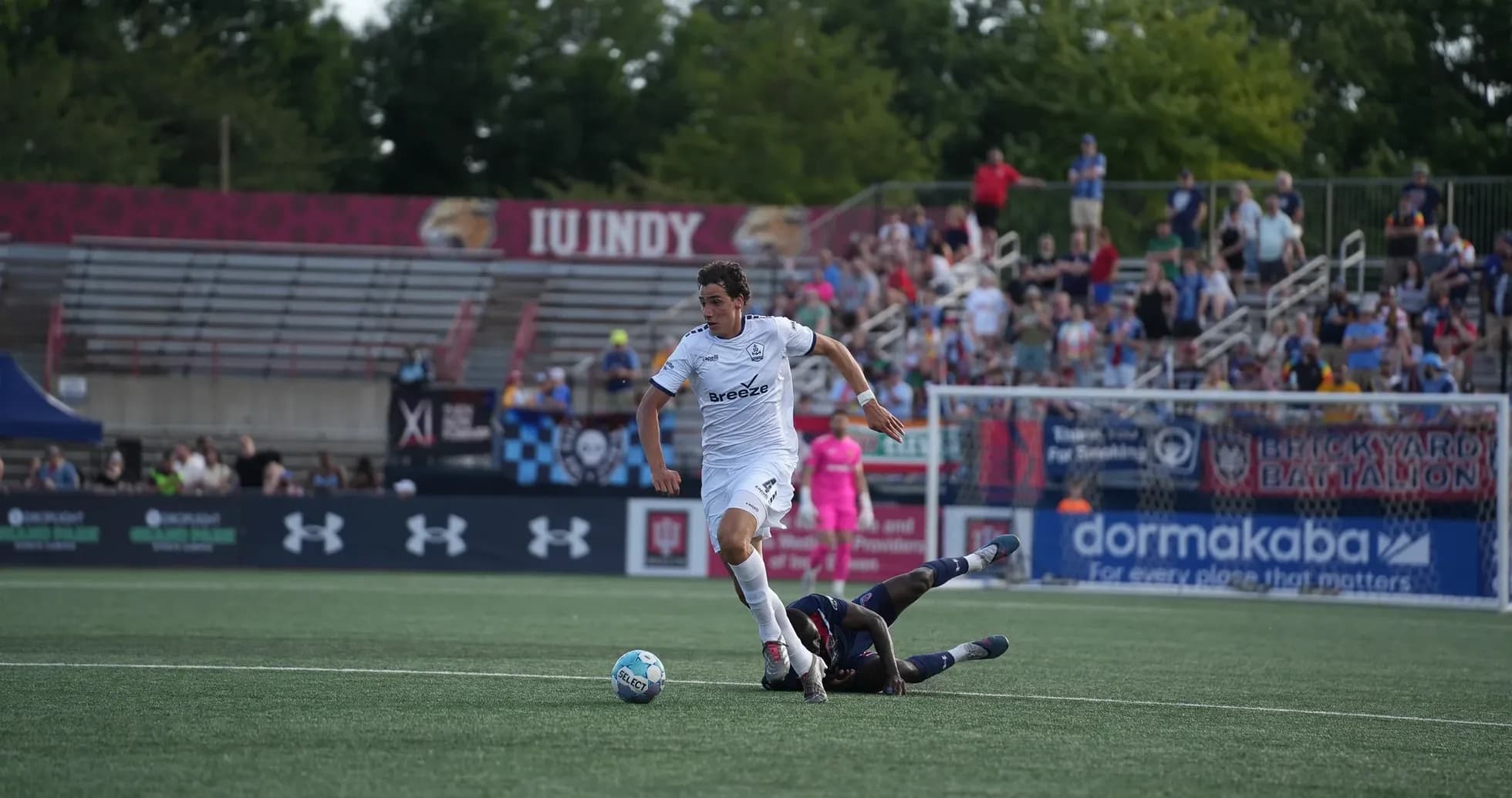 Jugador de Indy Eleven esquivando a un oponente
