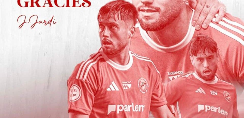 Jugador en camiseta roja con mensaje de agradecimiento