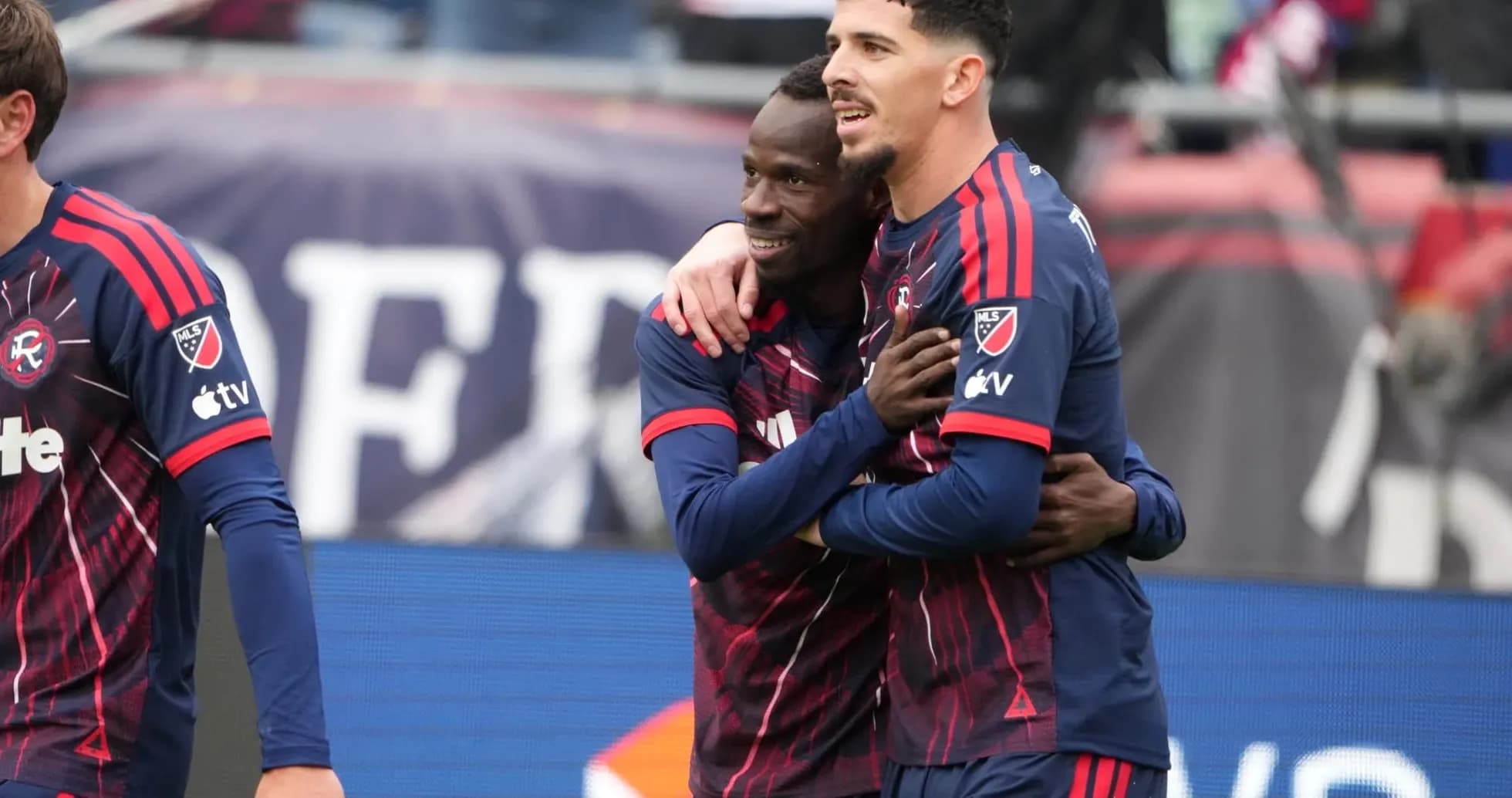 Dos jugadores celebrando un gol en partido