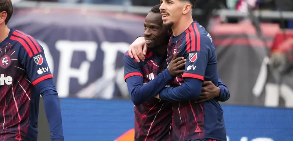 Dos jugadores celebrando un gol en partido