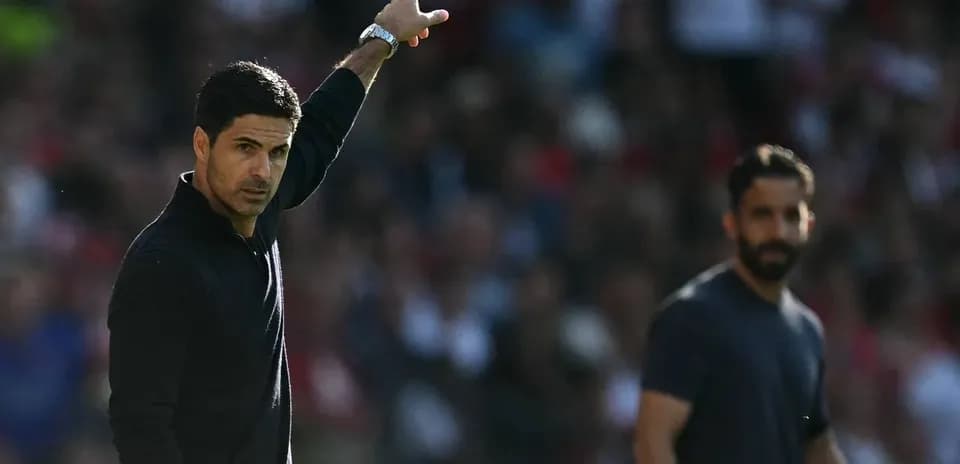 Entrenador dirigiendo instrucciones durante el partido