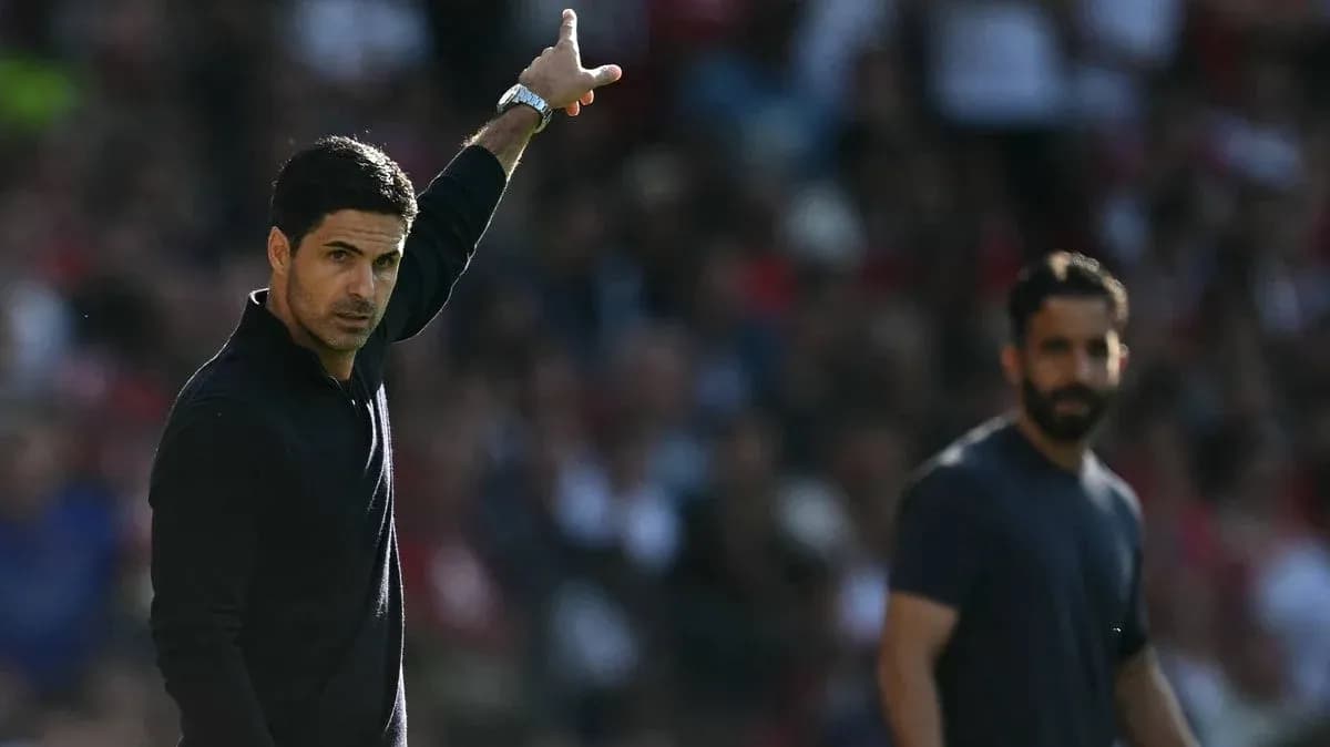 Entrenador dirigiendo instrucciones durante el partido