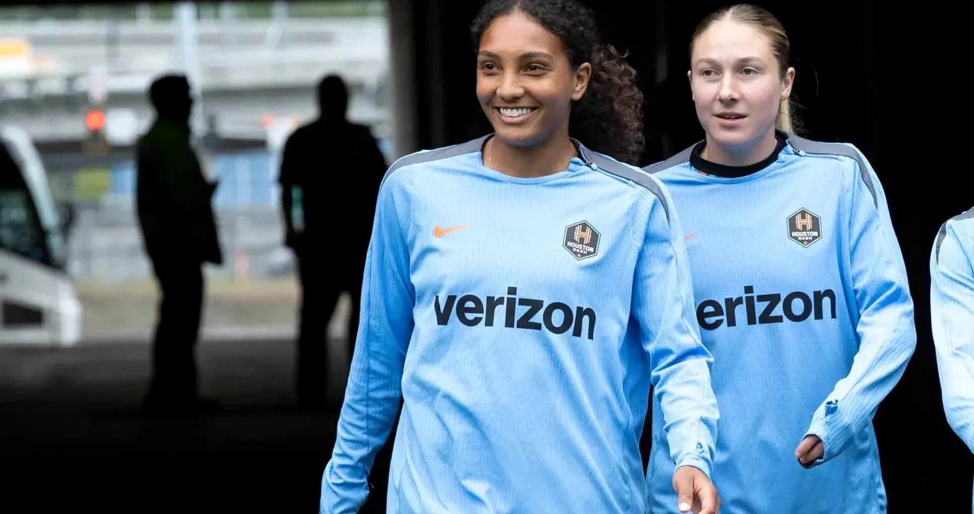 Jugadoras de Houston Dash caminando hacia el campo