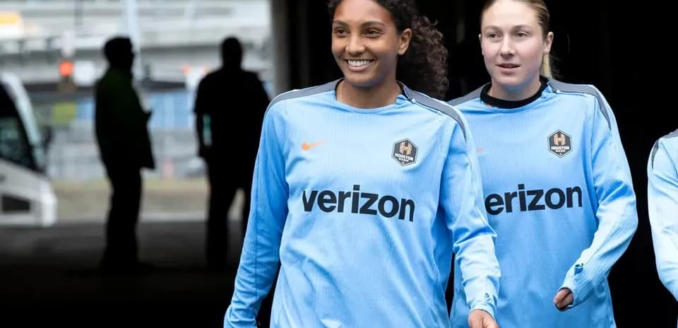 Jugadoras de Houston Dash caminando hacia el campo