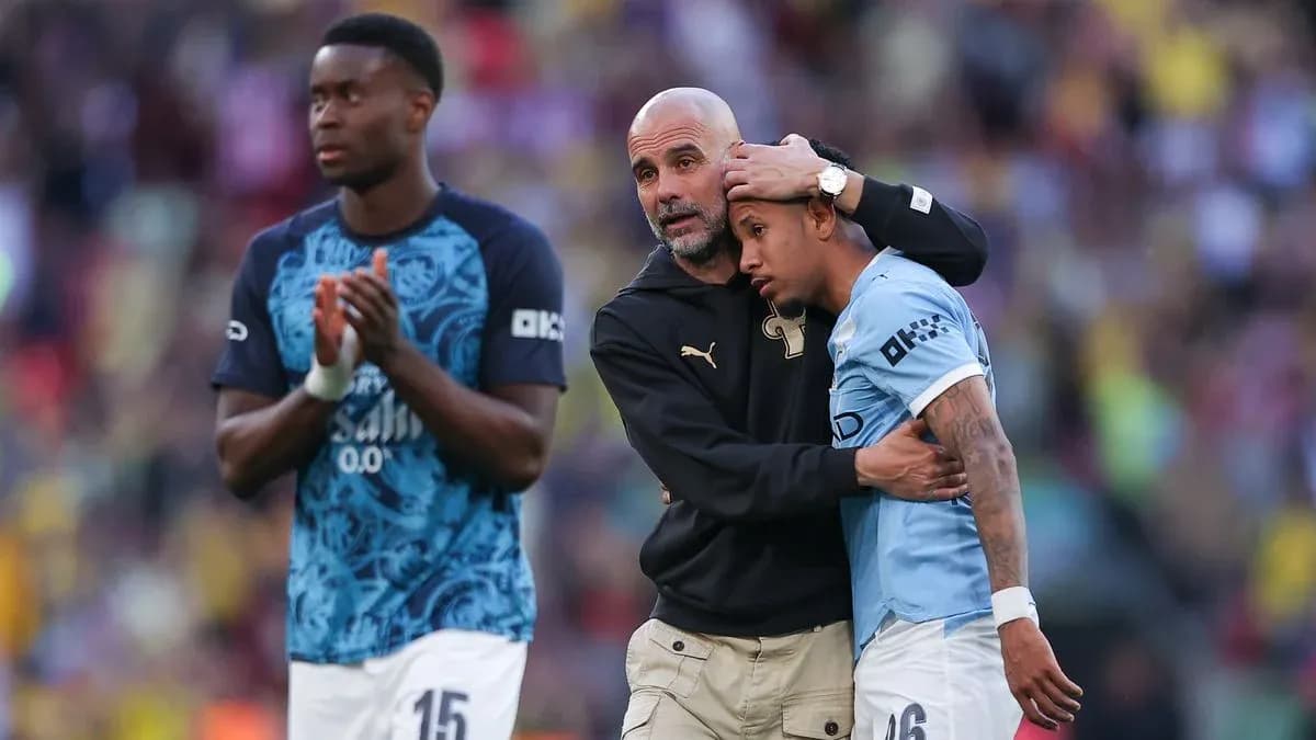 Pep Guardiola consolando a un jugador de Manchester City