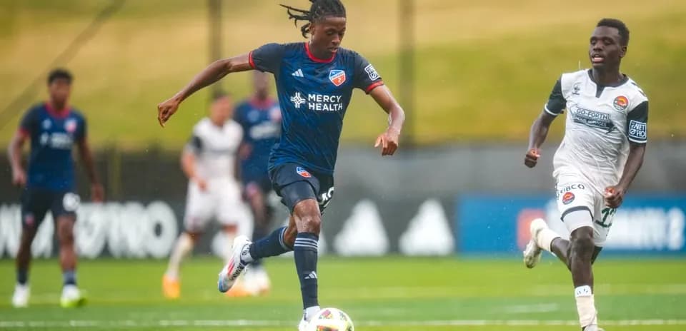 Jugador de FC Cincinnati II avanzando con el balón